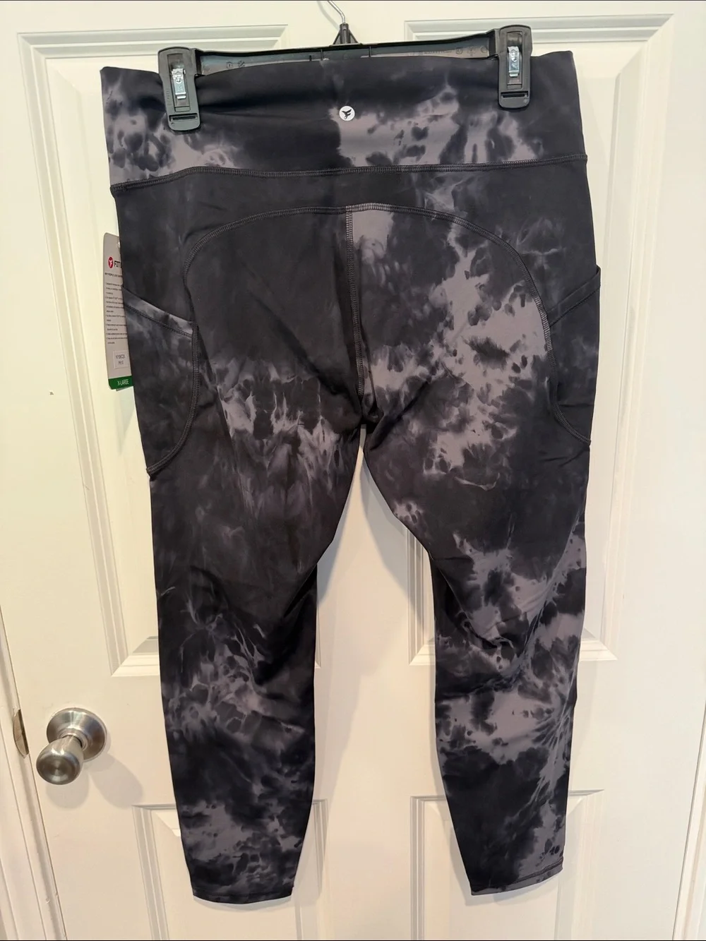 High-Rise Tie-Dye Leggings in Black & Gray - Active Fit - Picture 4 of 4